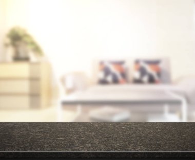 Masa üstü ve arka planın bulanık oturma odası