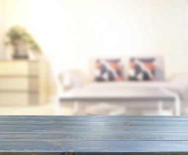 Masa üstü ve arka planın bulanık oturma odası