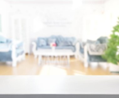 Masa üstü ve arka planın bulanık oturma odası