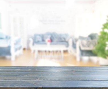 Masa üstü ve arka planın bulanık oturma odası