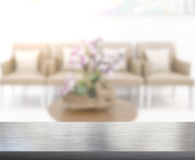 Masa üstü ve arka planın bulanık oturma odası