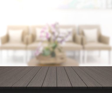 Masa üstü ve arka planın bulanık oturma odası