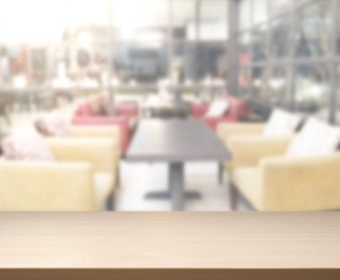 Arka plandaki masa üstü ve bulanık restoran