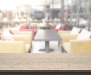 Arka plandaki masa üstü ve bulanık restoran