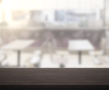 Arka plandaki masa üstü ve bulanık restoran
