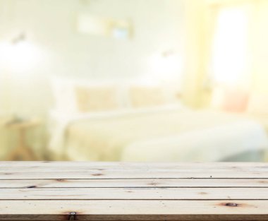 Masa üstü ve bulanıklık arka planda yatak odası