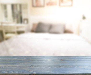 Masa üstü ve bulanıklık arka planda yatak odası