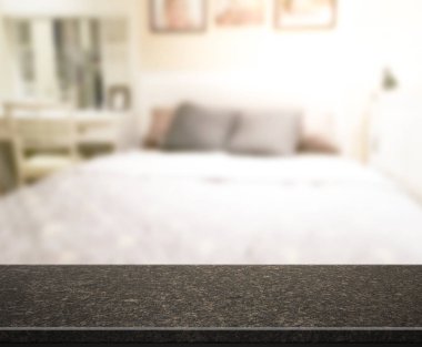 Masa üstü ve bulanıklık arka planda yatak odası