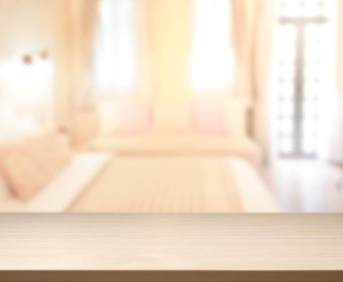 Masa üstü ve bulanıklık arka planda yatak odası