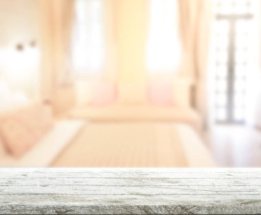 Masa üstü ve bulanıklık arka planda yatak odası