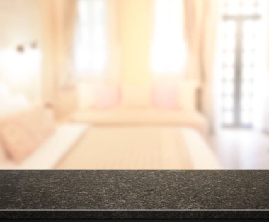 Masa üstü ve bulanıklık arka planda yatak odası