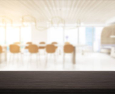 Arka plandaki Masa Üstü ve Bulanık Yemek Odası