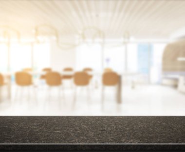 Arka plandaki Masa Üstü ve Bulanık Yemek Odası