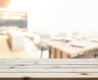 Arka plandaki Masa Üstü ve Bulanık Yemek Odası