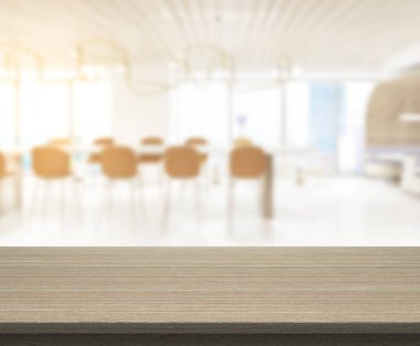 Arka plandaki Masa Üstü ve Bulanık Yemek Odası