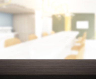 Arka plandaki Masa Üstü ve Bulanık Yemek Odası