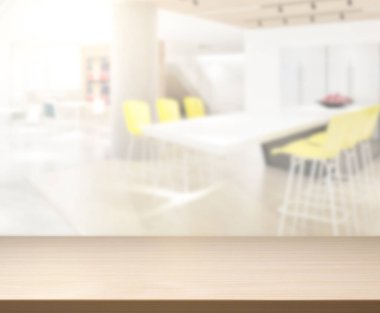 Arka plandaki Masa Üstü ve Bulanık Yemek Odası