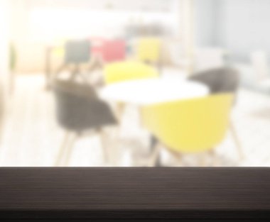 Arka plandaki Masa Üstü ve Bulanık Yemek Odası