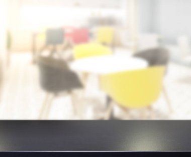 Arka plandaki Masa Üstü ve Bulanık Yemek Odası