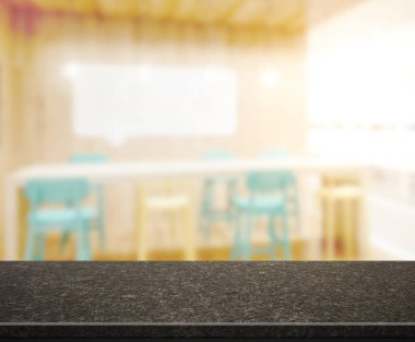 Arka plandaki Masa Üstü ve Bulanık Yemek Odası