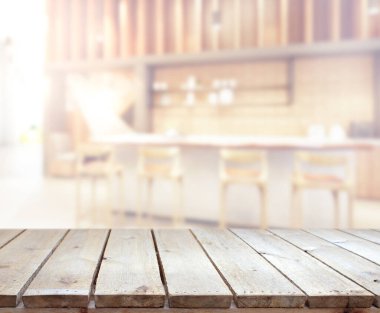 Arka plandaki Masa Üstü ve Bulanık Yemek Odası