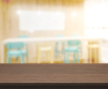 Arka plandaki Masa Üstü ve Bulanık Yemek Odası