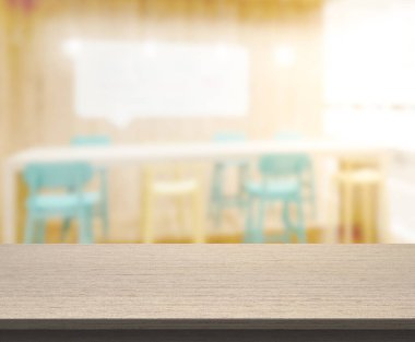 Arka plandaki Masa Üstü ve Bulanık Yemek Odası