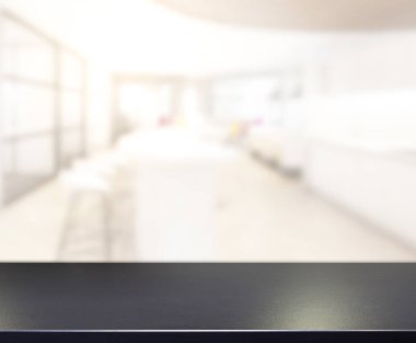 Arka plandaki Masa Üstü ve Bulanık Yemek Odası