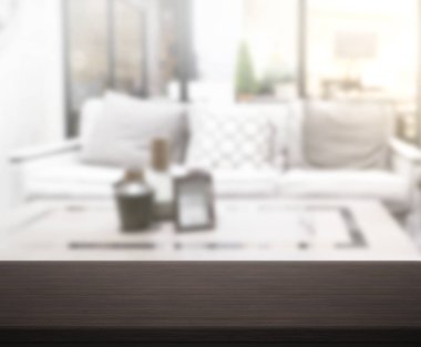 Arka planın Masa Üstü ve Bulanık Oturma Odası