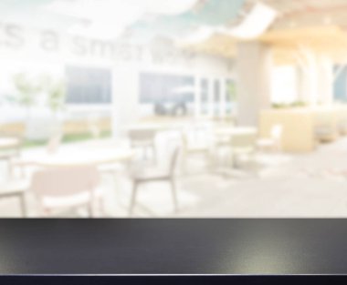 Arka plandaki masa üstü ve bulanık restoran