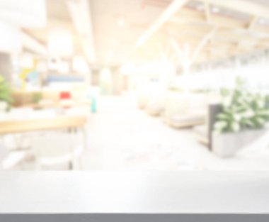 Arka plandaki masa üstü ve bulanık restoran