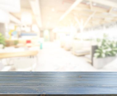 Arka plandaki masa üstü ve bulanık restoran