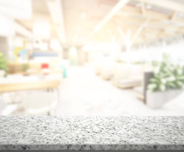 Arka plandaki masa üstü ve bulanık restoran