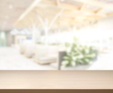 Arka plandaki masa üstü ve bulanık restoran