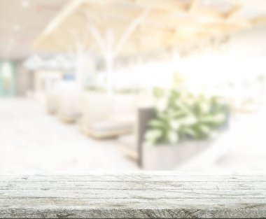 Arka plandaki masa üstü ve bulanık restoran