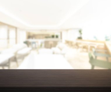 Arka plandaki masa üstü ve bulanık restoran