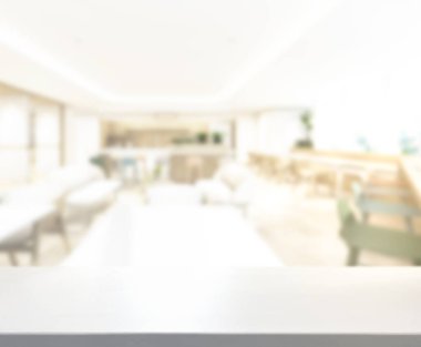 Arka plandaki masa üstü ve bulanık restoran