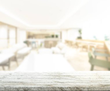 Arka plandaki masa üstü ve bulanık restoran