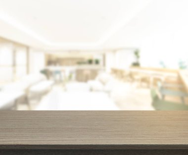 Arka plandaki masa üstü ve bulanık restoran