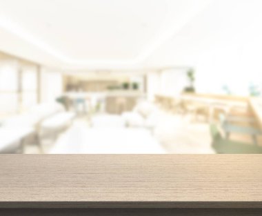 Arka plandaki masa üstü ve bulanık restoran