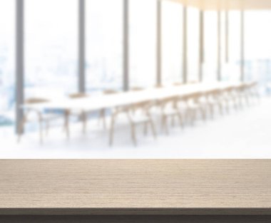 Arka plandaki masa üstü ve bulanık restoran