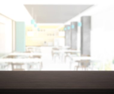 Arka plandaki masa üstü ve bulanık restoran