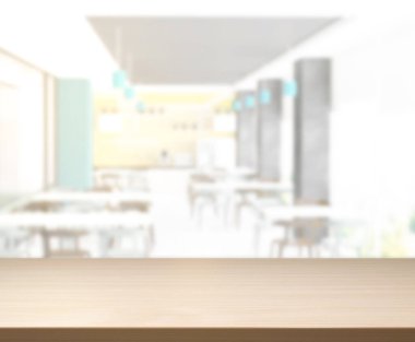 Arka plandaki masa üstü ve bulanık restoran