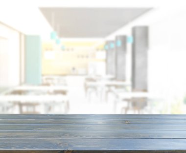 Arka plandaki masa üstü ve bulanık restoran