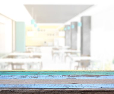 Arka plandaki masa üstü ve bulanık restoran