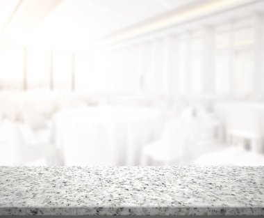 Arka plandaki masa üstü ve bulanık restoran