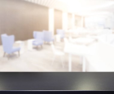 Arka plandaki masa üstü ve bulanık restoran