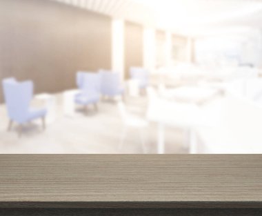 Arka plandaki masa üstü ve bulanık restoran