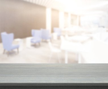 Arka plandaki masa üstü ve bulanık restoran