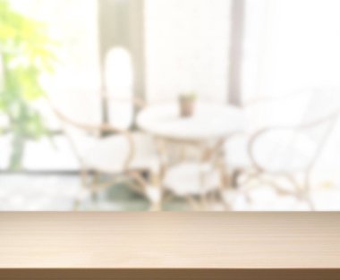 Arka plandaki Masa Üstü ve Bulanık Yemek Odası